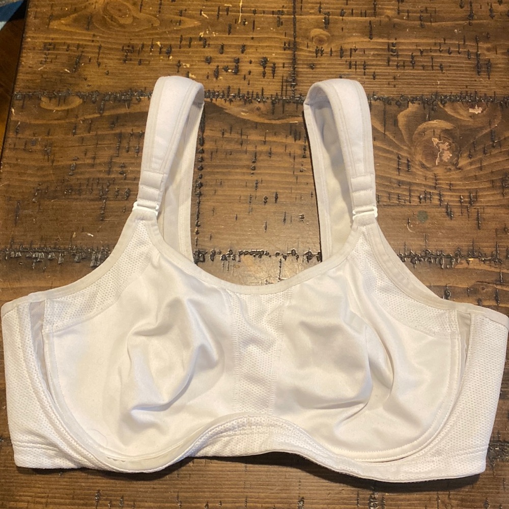 Jockey sports bra nursing/pumping access.